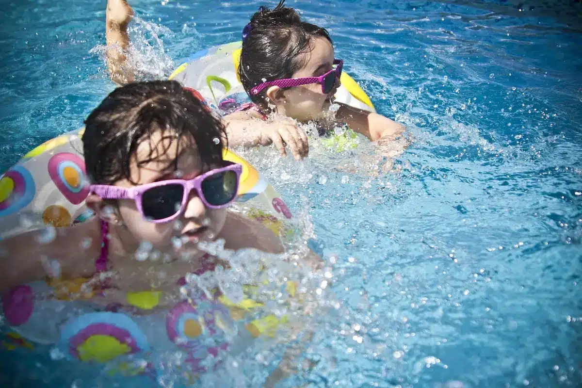 Piscine avec banc de nage et terrasse en plein jour