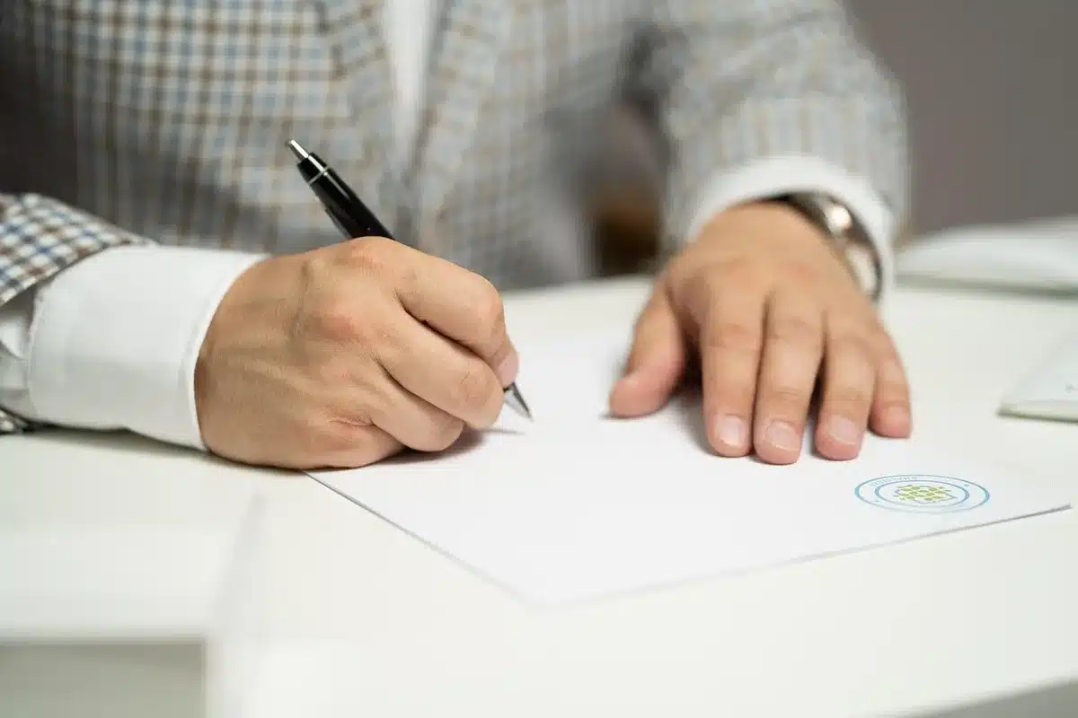 Documents d'audit et sceau de certification sur une table