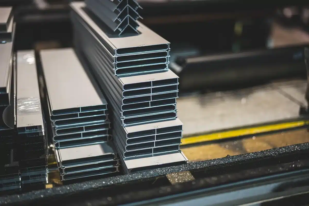 Échantillons de matériaux extérieurs : bois, aluminium et plan de travail inox