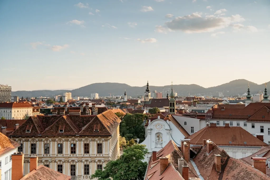 Peloton de cyclistes anonymes roulant en pleine journée à Ljubljana
