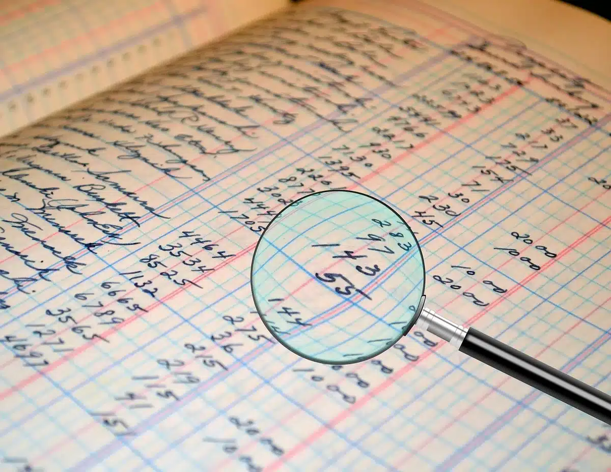 Technicien réalisant une étude thermique devant des plans de maison