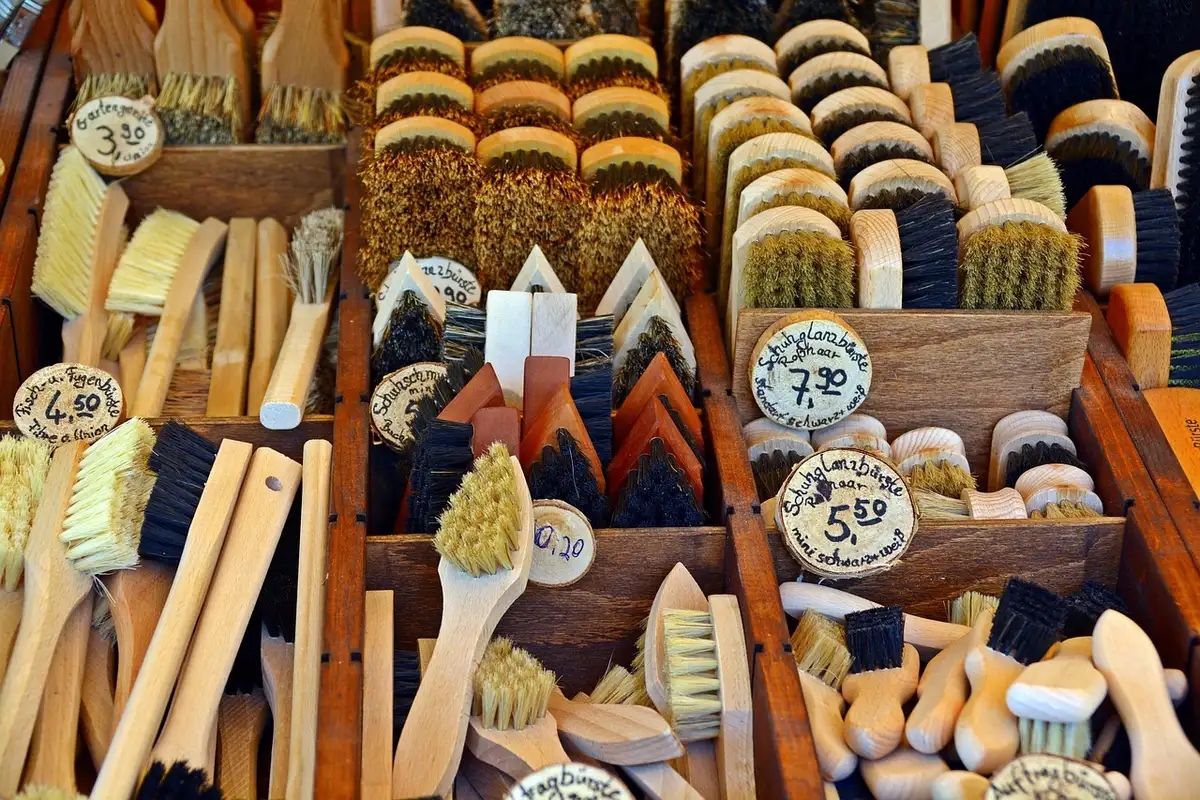 Brossage d'une paire de chaussures en suède avec une brosse crêpe