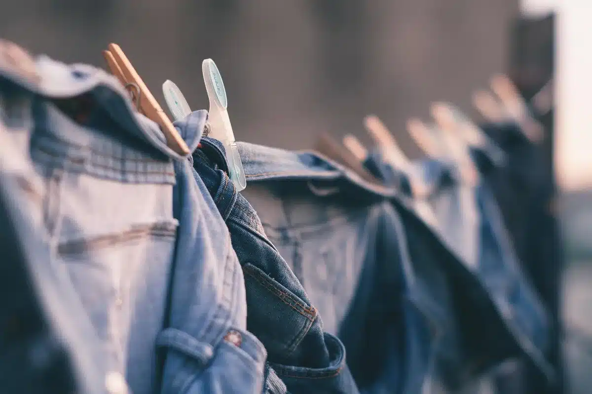 Linge étendu à l'extérieur pour séchage naturel au soleil