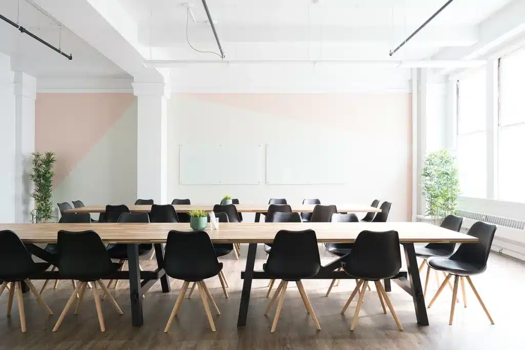 Table de réunion en journée avec documents politiques et mains anonymes pointant vers une carte