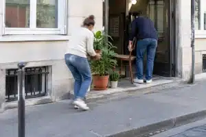Émeutes: mesures urgentes pour sécuriser votre maison aujourd'hui