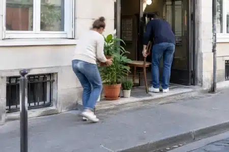 Émeutes: mesures urgentes pour sécuriser votre maison aujourd'hui
