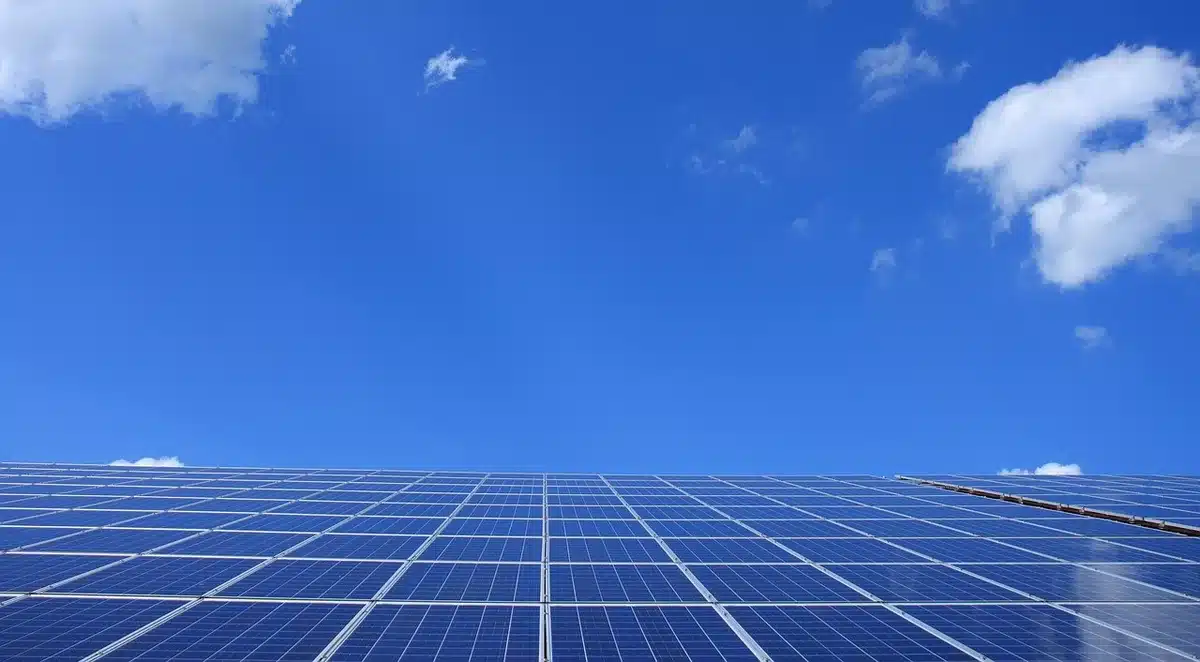 Installation photovoltaïque sur toiture publique avec personnes discutant à distance