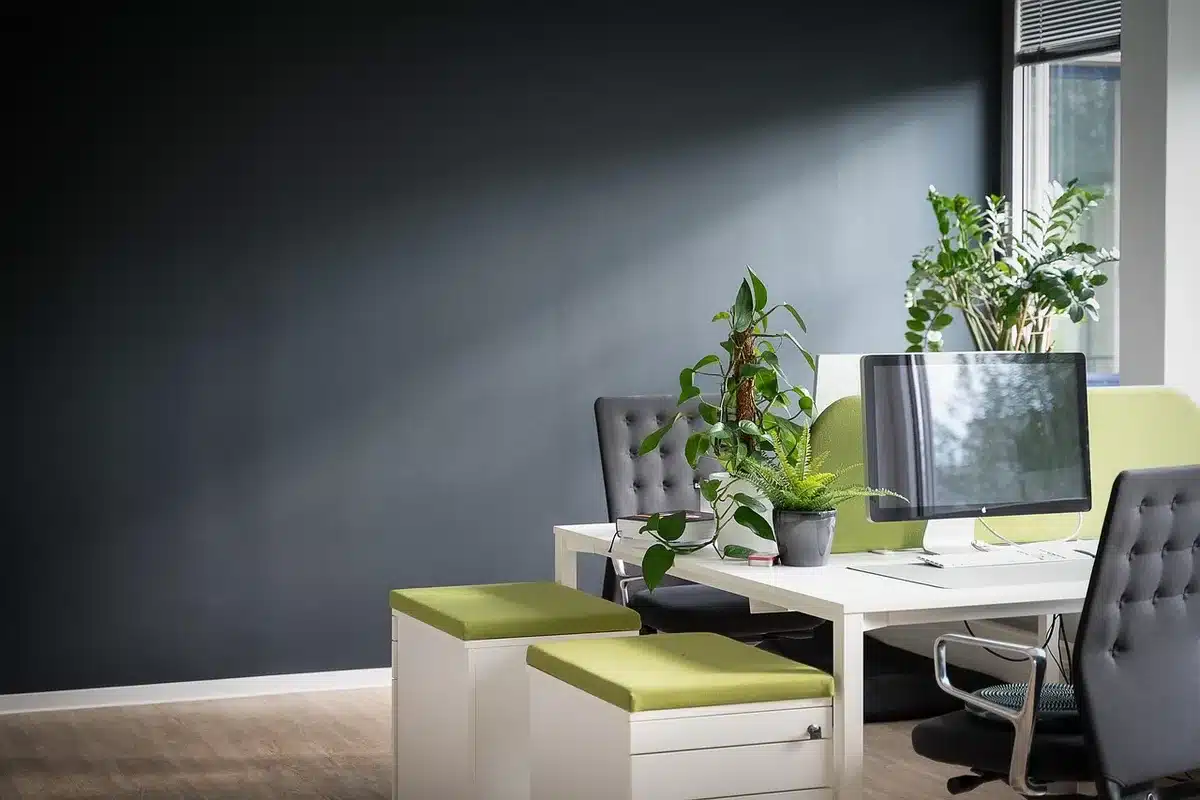 Écran positionné à la hauteur des yeux sur un bureau lumineux