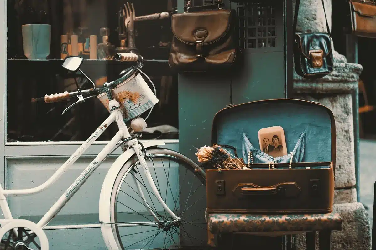 Vêtements au tons chauds et sobres évoquant l'inspiration du voyage