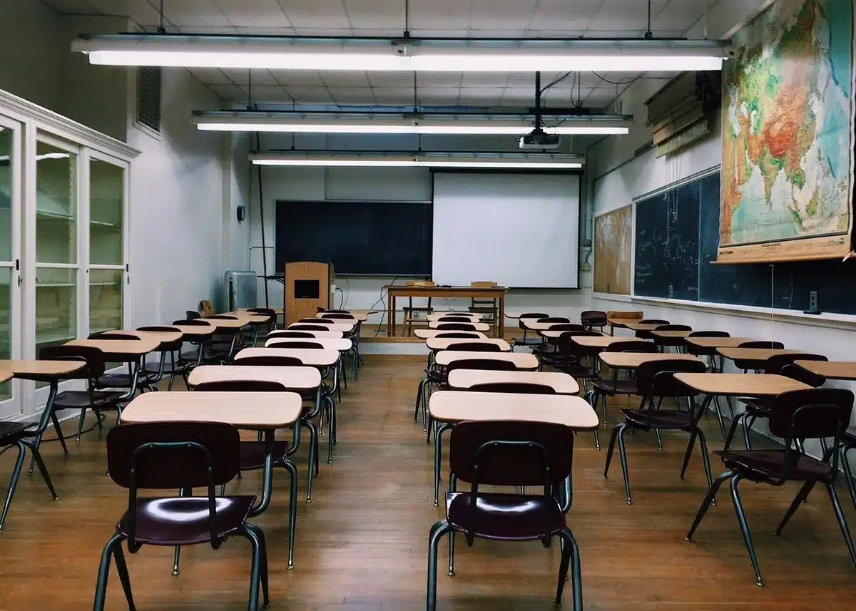 Salle universitaire de sciences infirmières avec étudiants et enseignant