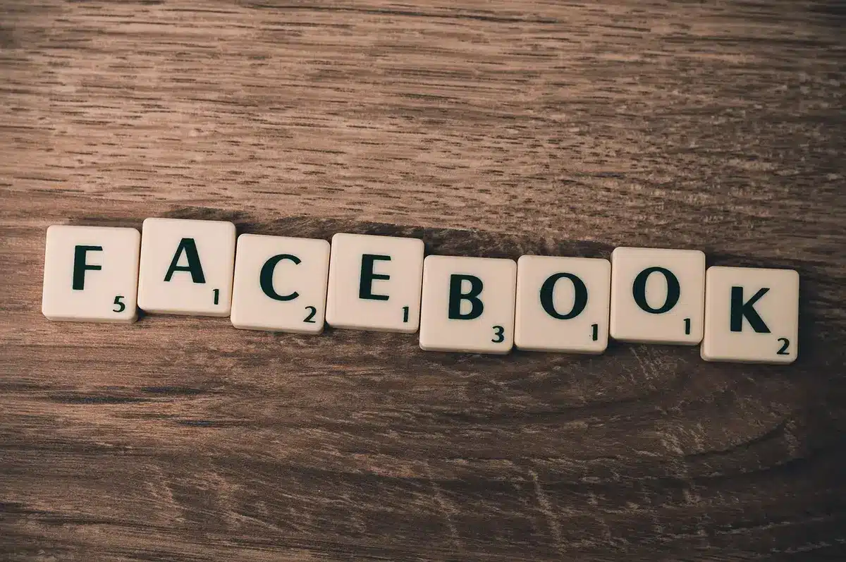 Smartphone affichant une story réseau social partiellement masquée