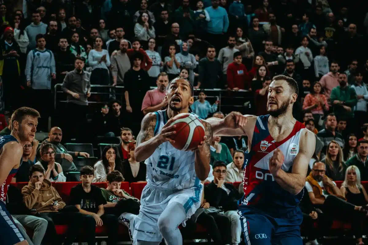 Joueuse en action dans les dernières minutes d'un match de basket