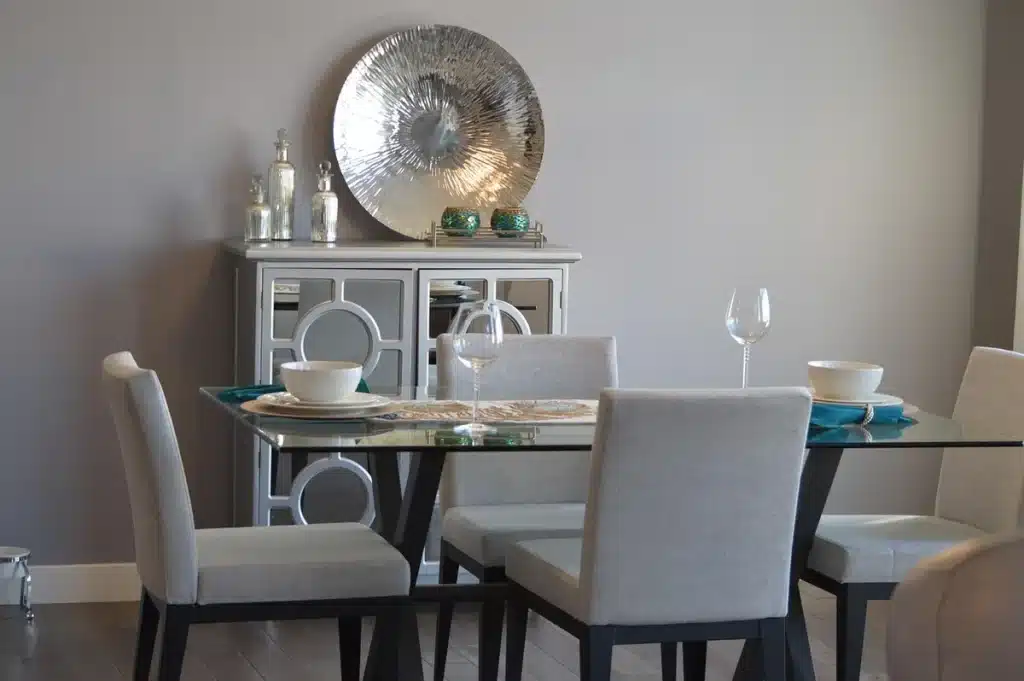 Console d'entrée décorée en automne minimaliste avec courge et vase en céramique