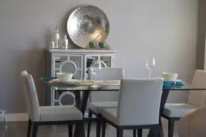 Console d'entrée décorée en automne minimaliste avec courge et vase en céramique