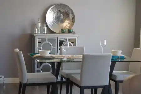 Console d'entrée décorée en automne minimaliste avec courge et vase en céramique