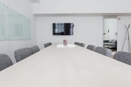 Salle d'attente d'hôpital en journée, dossiers et mains feuilletant des papiers