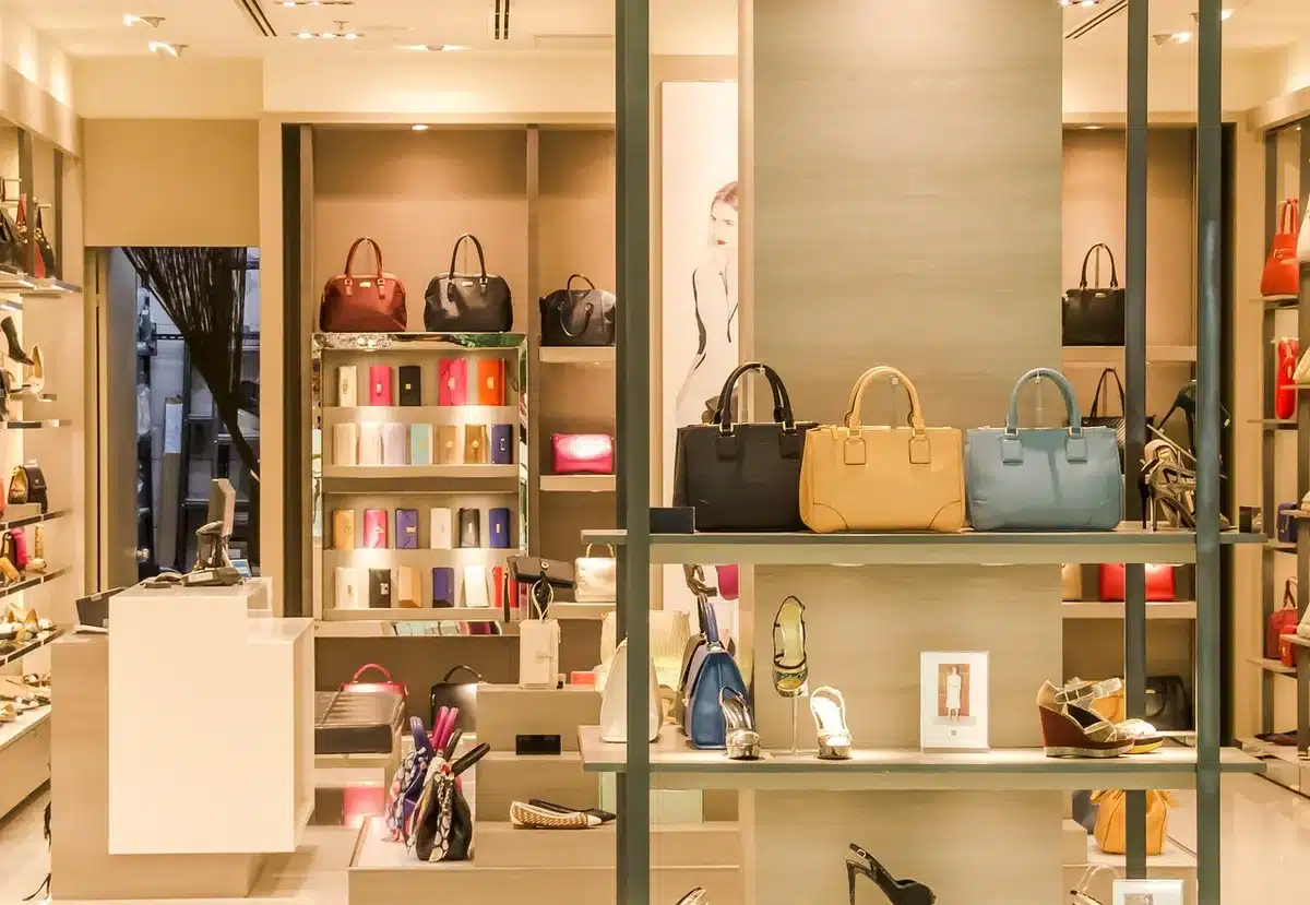 Intérieur de boutique locale avec étagères et meubles exposés près de Mulhouse