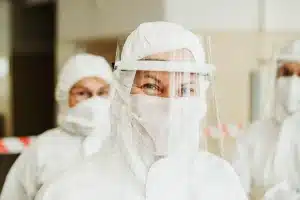 Bureau médical en plein jour, mains anonymes feuilletant des dossiers professionnels