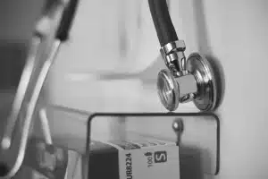 Salle de repos d'infirmiers en journée avec dossier et stéthoscope sur une table