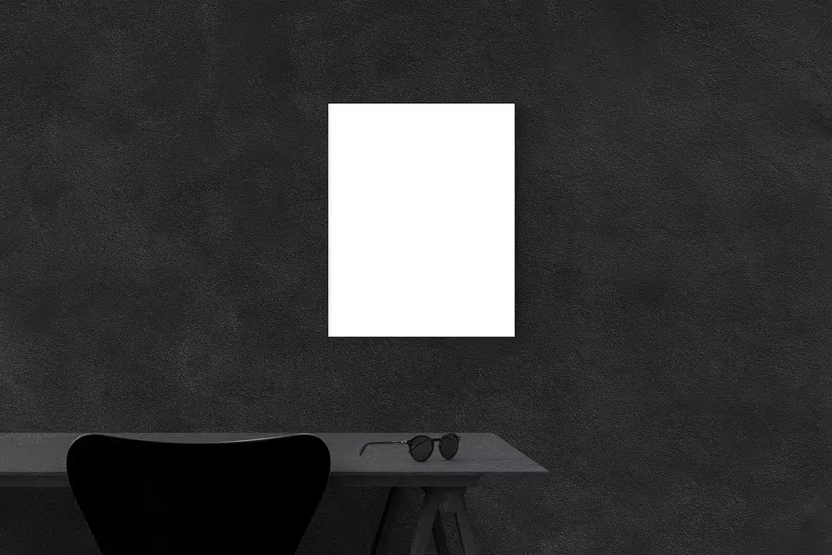 Personne anonyme triant des vignettes et vérifiant licences sur un bureau