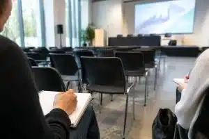 Je ne vois qu’une URL d’image, pas de titre à réécrire. Pouvez-vous coller le titre d’origine ou préciser le sujet (quelle conférence, lieu, date ou enjeu à mettre en avant) ? Sinon dites si vous voulez un titre générique pour une photo d’une conférence publique.