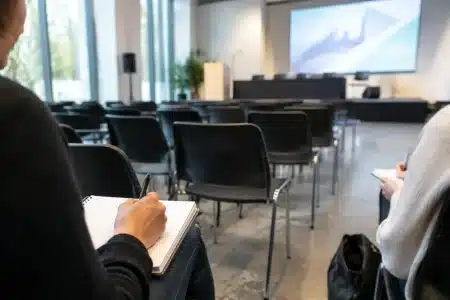 Je ne vois qu’une URL d’image, pas de titre à réécrire. Pouvez-vous coller le titre d’origine ou préciser le sujet (quelle conférence, lieu, date ou enjeu à mettre en avant) ? Sinon dites si vous voulez un titre générique pour une photo d’une conférence publique.