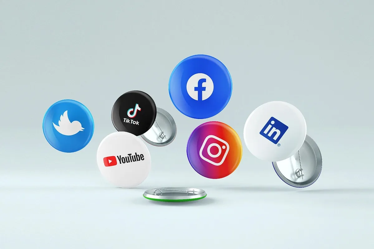 Écrans montrant publications et réactions sur les réseaux sociaux