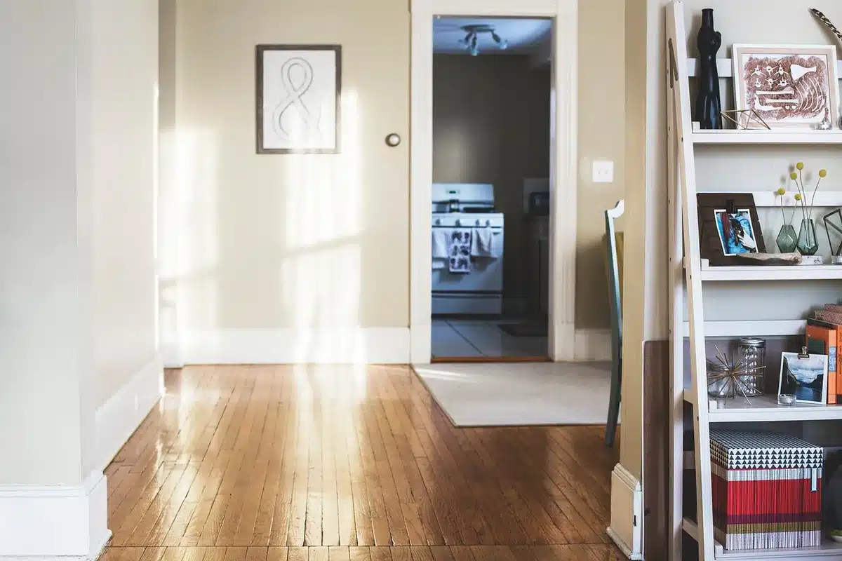 Chambre, salle d'eau et séjour sur un même niveau dans une maison claire