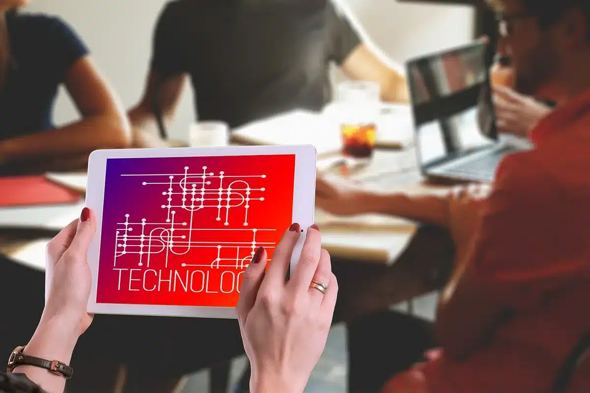 Réunion d'équipe autour d'un ordinateur pour planifier une stratégie digitale