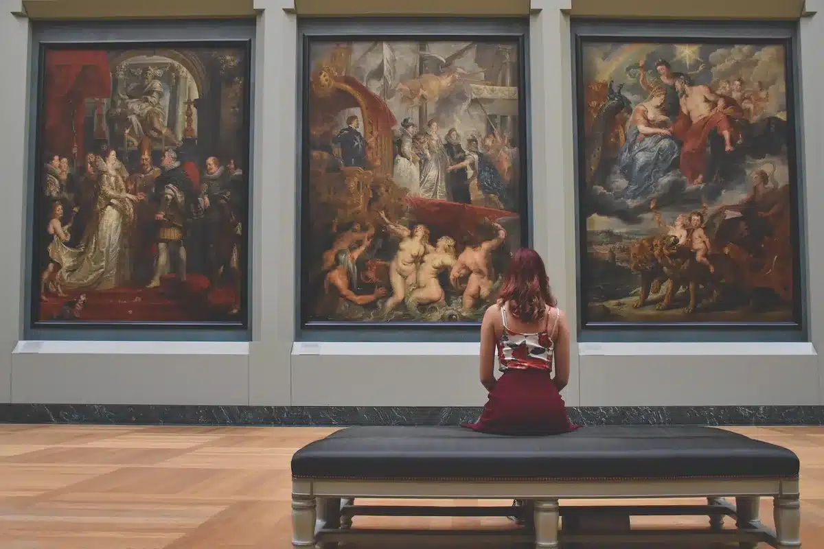 Affiche artistique inspirée par la peinture de Frida Kahlo posée dans un studio lumineux