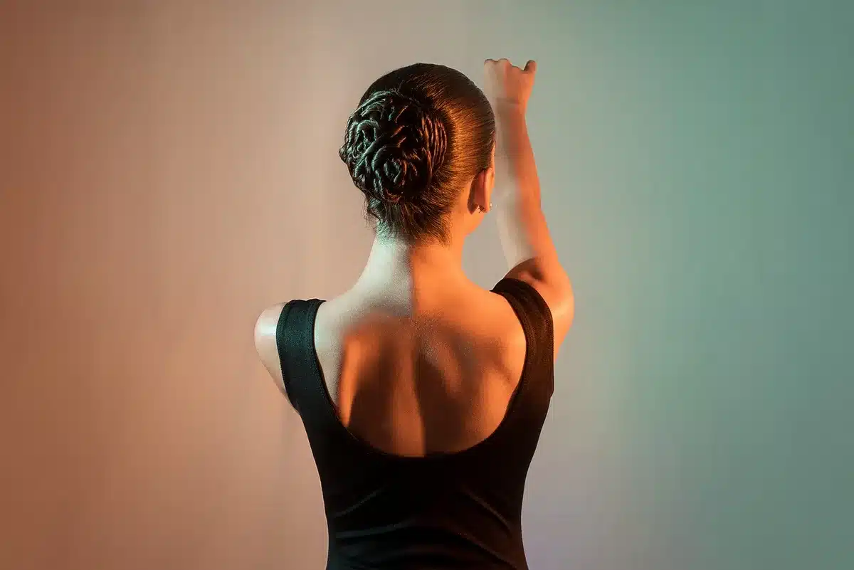 Adéla en répétition de danse dans un studio baigné de lumière