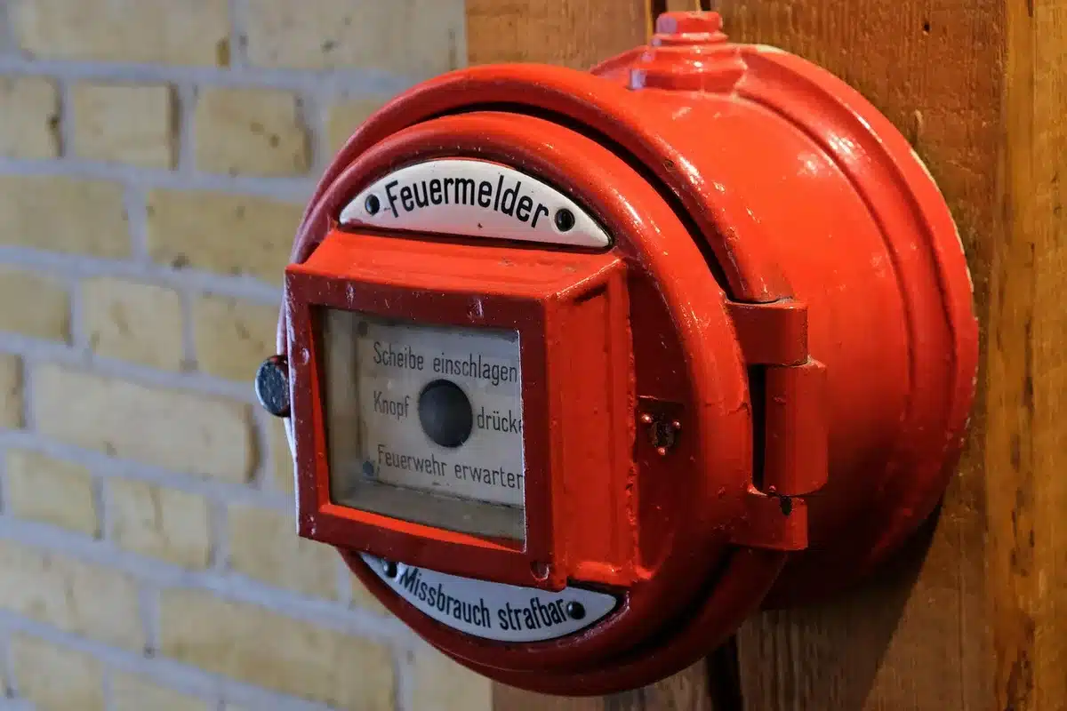 Personne utilisant une tablette pour une visioconférence d'urgence en journée