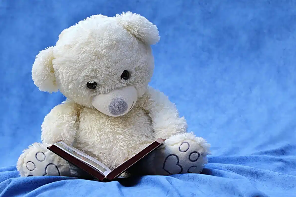 Adolescent lisant un livre dans un coin lumineux et confortable