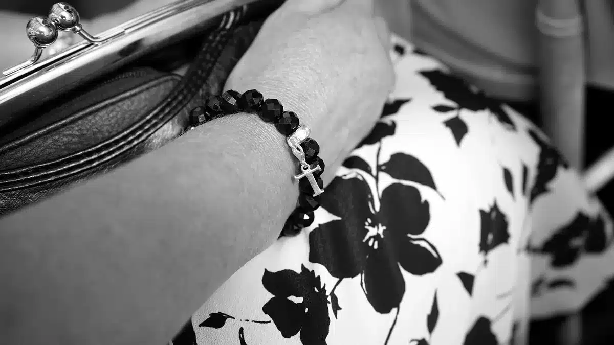Main féminine portant un bracelet élégant lors d'une apparition publique
