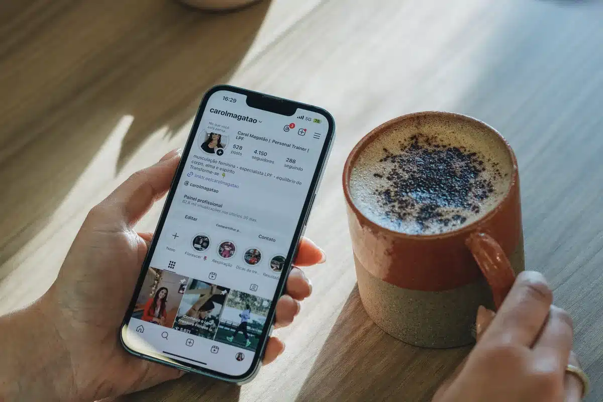 Gros plan d'un smartphone affichant un fil de réactions sur les réseaux sociaux