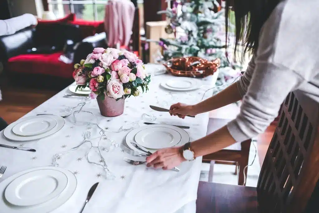 Mains posées sur une table ensoleillée près d'une petite boîte à bijoux ouverte