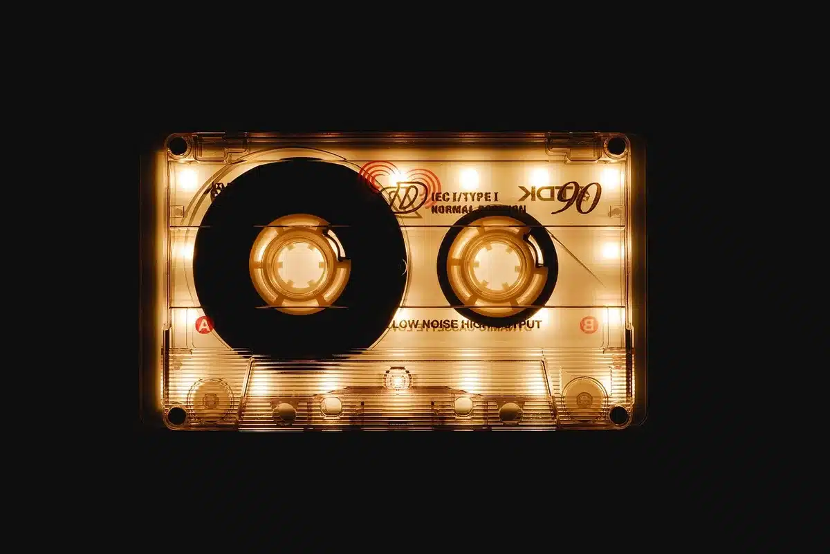 Mesure d'une ancienne fenêtre lors d'un diagnostic avant rénovation