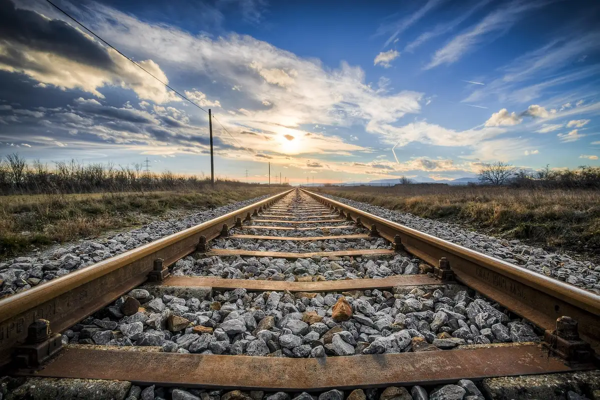 Voies ferroviaires interrompues près d'une zone incendiée