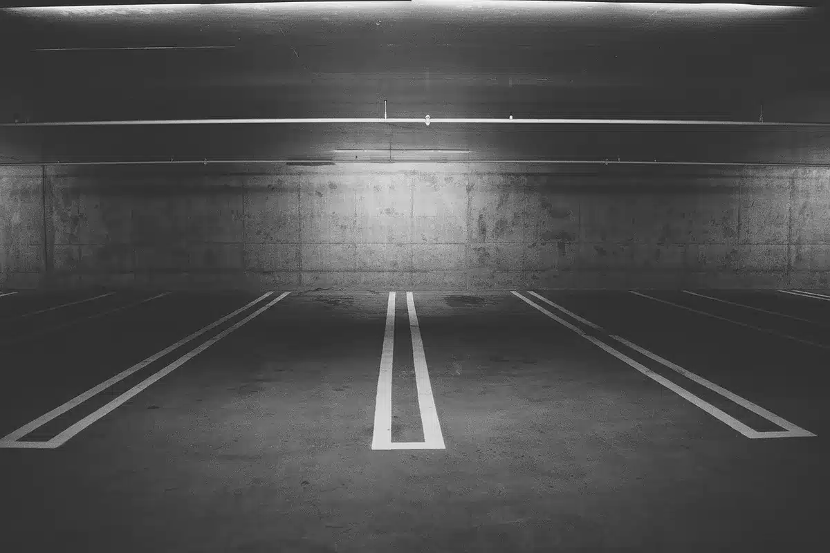 Travail de réparation d'une dalle en béton avec mortier