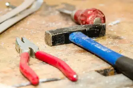 Garage lumineux avec sol béton partiellement réparé et outils de bricolage