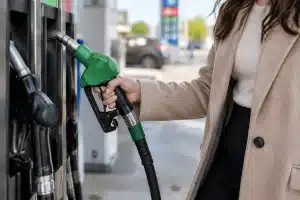 Station-service: une femme élégante transforme la pompe en podium