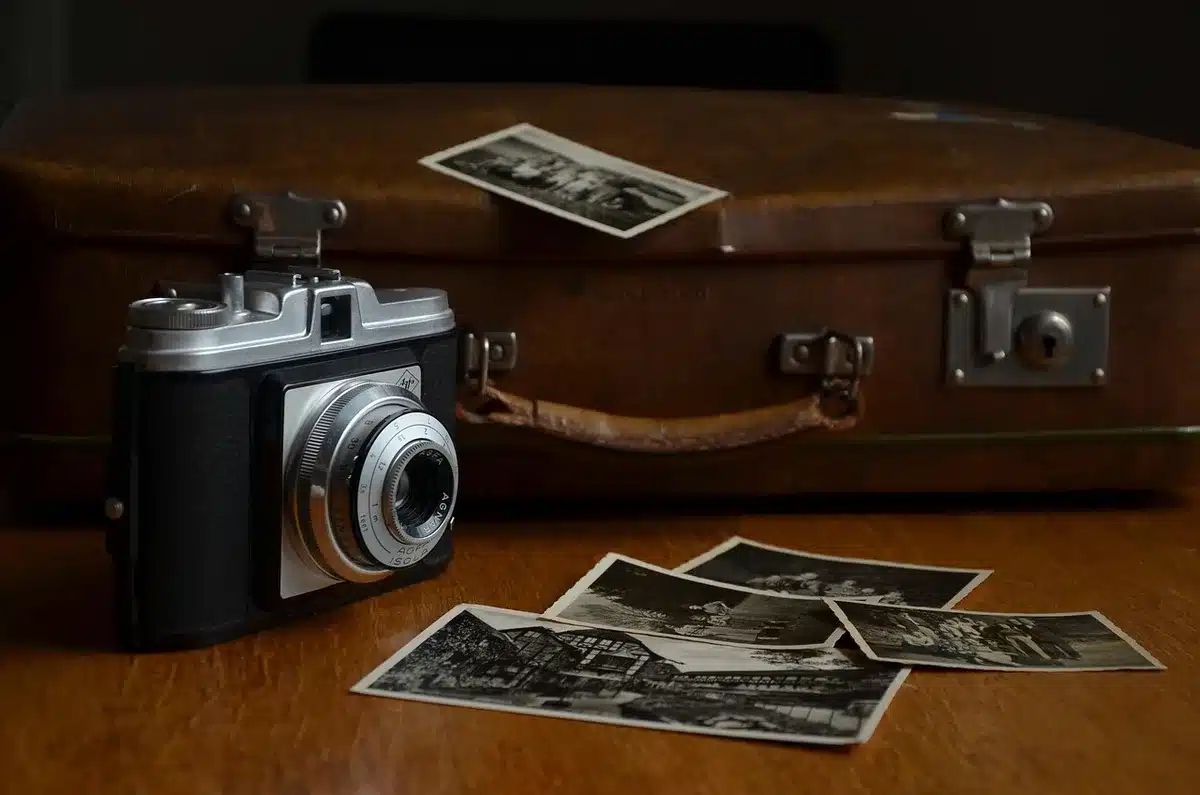Caméra à l'épaule sur un plateau en pleine lumière, évoquant le tournage et l'intensité