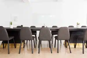 Salle de réunion d'un centre de santé en journée, table avec documents et stéthoscope
