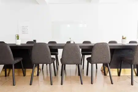 Salle de réunion d'un centre de santé en journée, table avec documents et stéthoscope