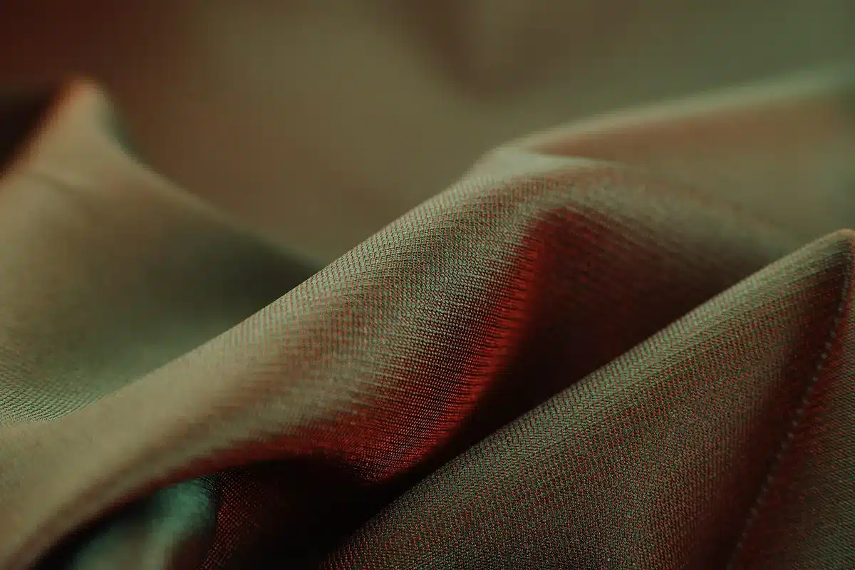 Gros plan sur le tissage lisse et brillant du satin