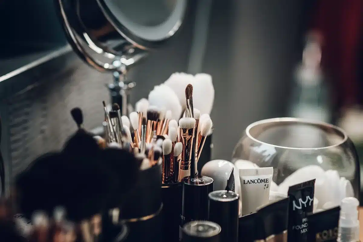 Atelier de maquillage avec prothèses et costumes posés sur une table