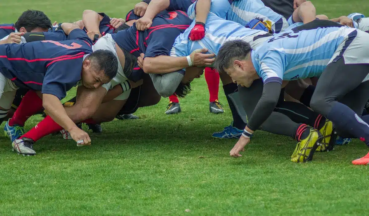 Valentin Bouju en jeu représenté par un jeune demi de mêlée en action