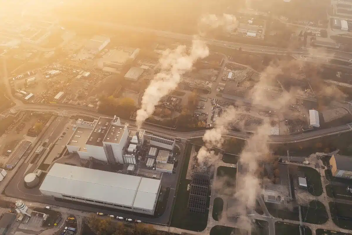 Usine et cheminées en journée avec ciel clair en arrière-plan