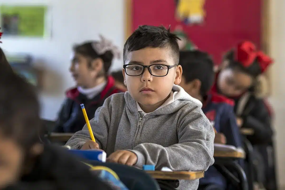 Personnel scolaire réunis dans une salle de classe en lumière naturelle