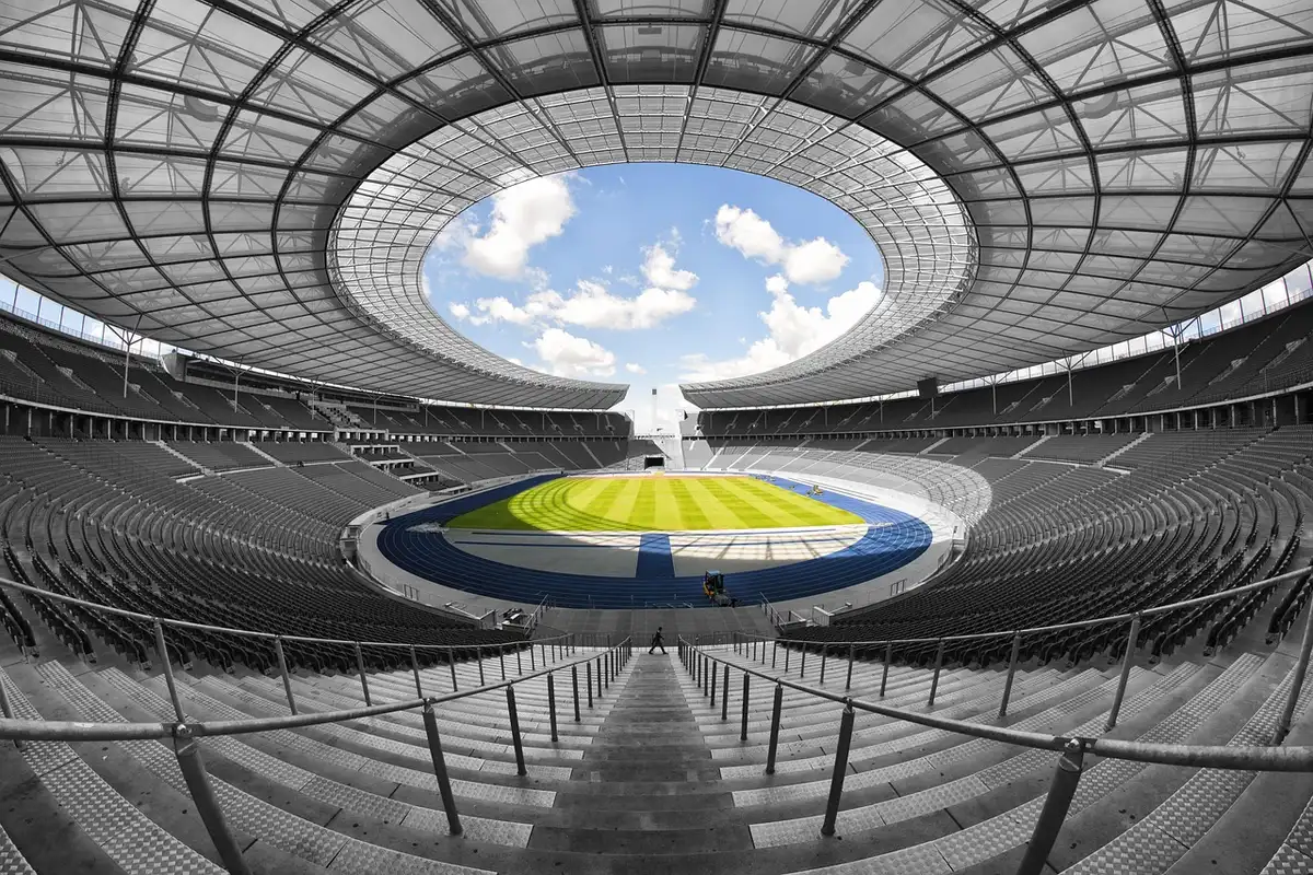 Supporters quittant un stade, illustrant les déplacements longue distance